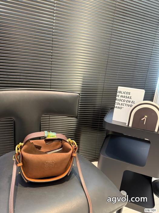 バッグブランド 通販LOEWE上品な落ち感ある北欧ブランド_0_4