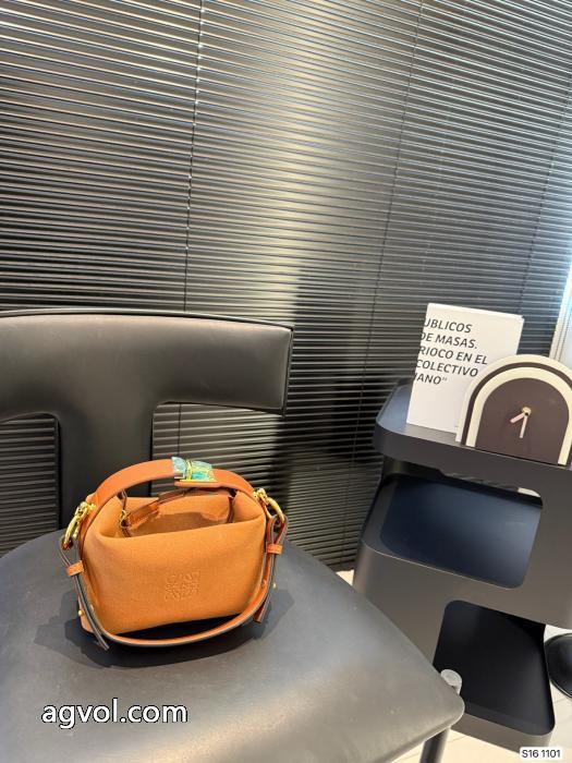 バッグブランド 通販LOEWE上品な落ち感ある北欧ブランド_0_5