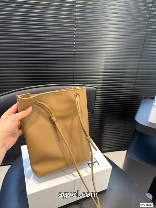 今季大人気のデザイン完売必須ブランド コピー s 級LOEWEバッグ_0_0