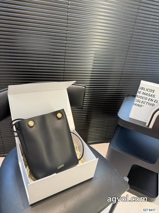 今季大人気のデザイン完売必須ブランド コピー s 級LOEWEバッグ_0_3