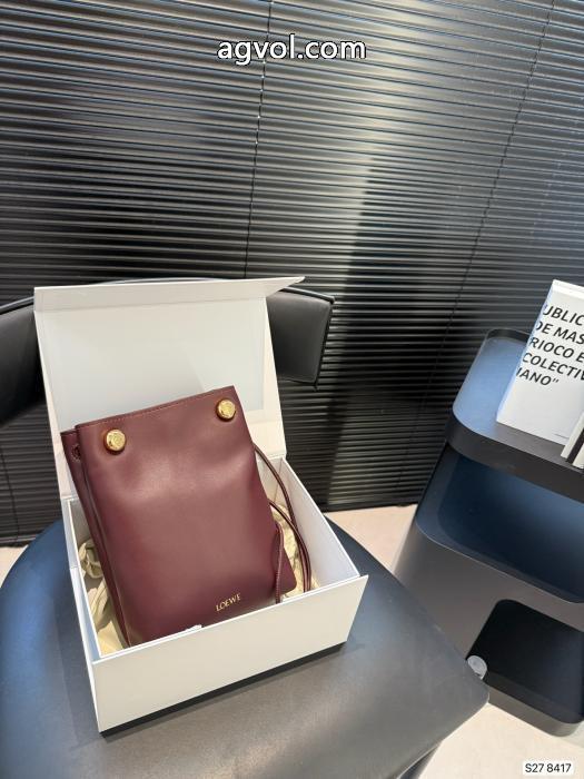 今季大人気のデザイン完売必須ブランド コピー s 級LOEWEバッグ_0_4