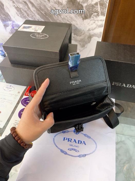 PRADA定番のナイロン素材プラダ横版携帯バッグ_0_2