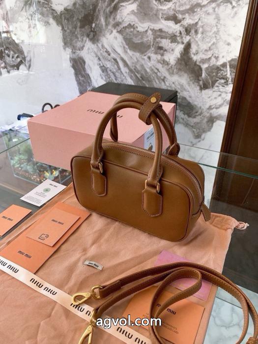 激安 通販 ブランドMIUMIU高品質唯一無二の存在ボウリングバッグ_0_1