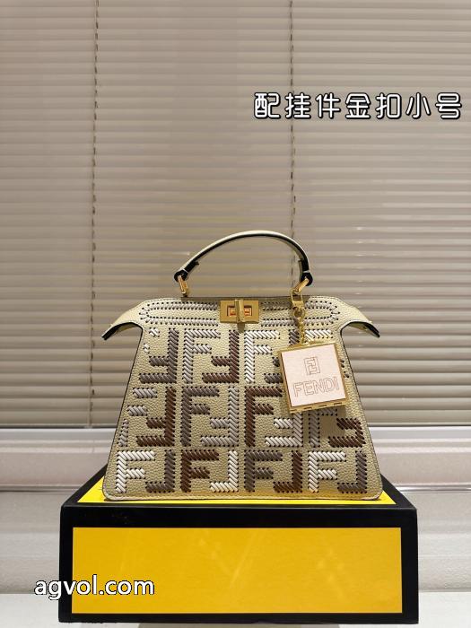 FendiリトルモンスタークラシックPEEKABOOターンロック開閉ハンドバッグ_0_3
