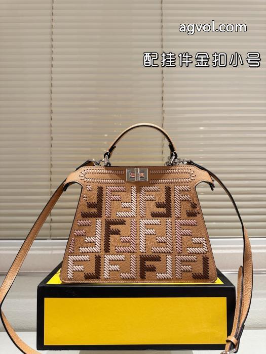 FendiリトルモンスタークラシックPEEKABOOターンロック開閉ハンドバッグ_0_5