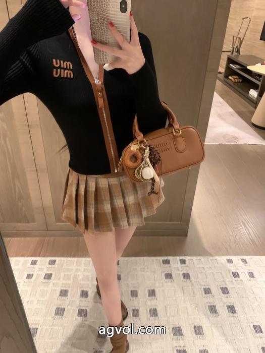 MiuMiuの大人気ニットカーディガンコート_0_0