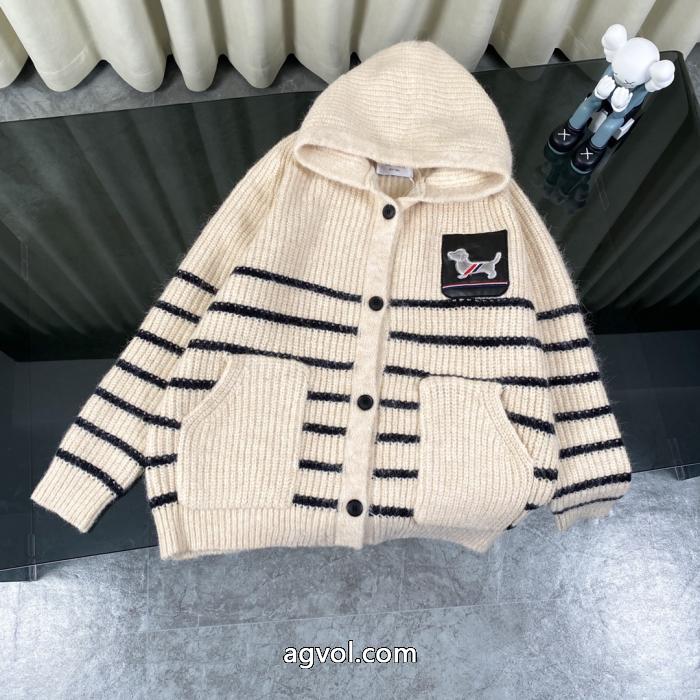 THOM BROWNE胸もと定番ピーリングダッチジャガードストライプ4本編みニットニットニットキャップコート_0_4