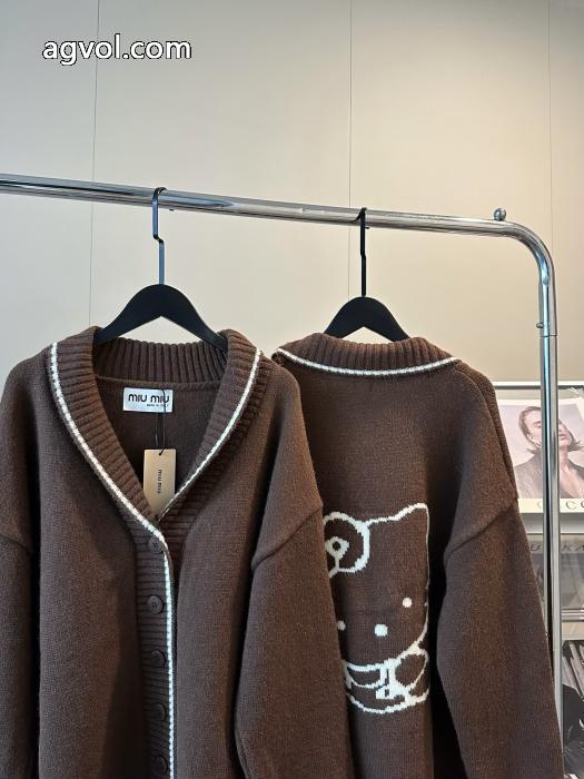 miumiuの新作連名ハローキティ限定カーディガンコート_0_1