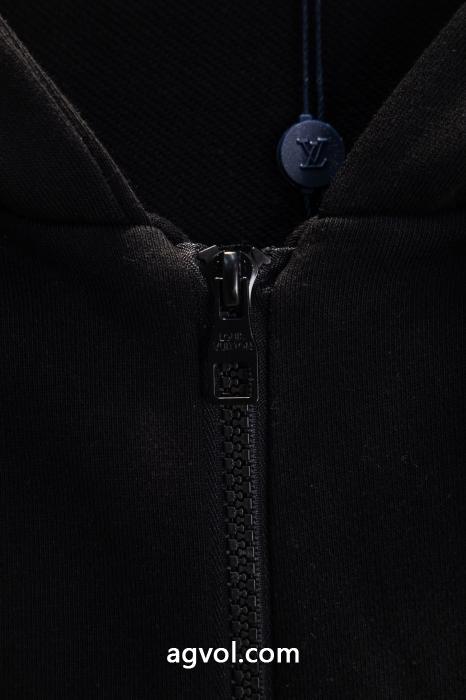 LOUIS VUITTON公式サイトのミュージシャンバンドスプレープリントファスナーコート_0_1