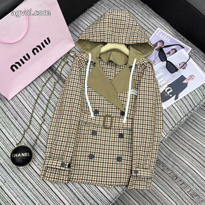 miumiuの新作チェック柄アルファベットプリントがアクセントのコート_0_0