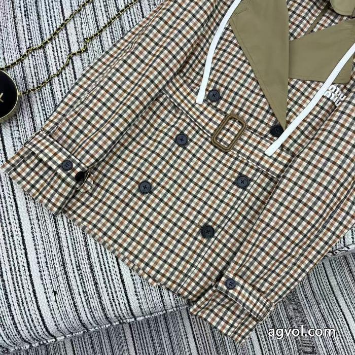 miumiuの新作チェック柄アルファベットプリントがアクセントのコート_0_1