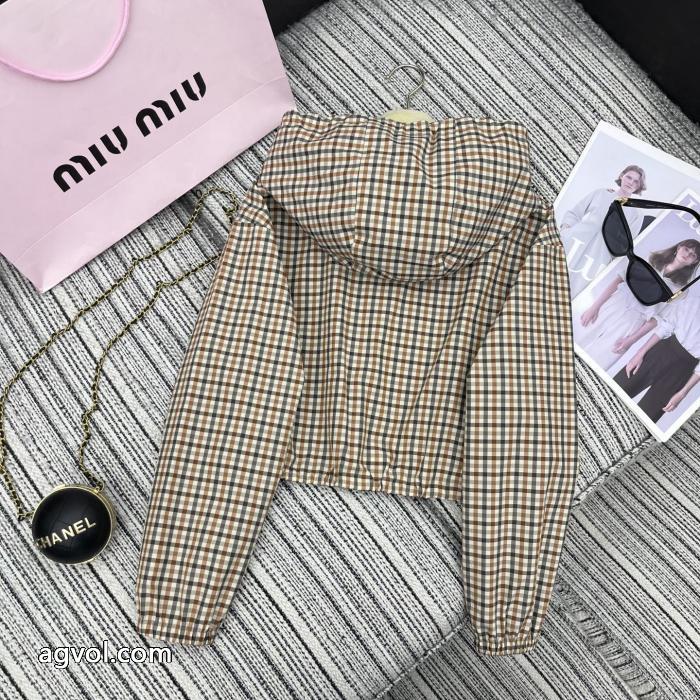 miumiuの新作チェック柄連帽カジュアルコート_0_2