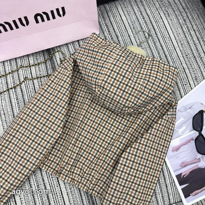 miumiuの新作チェック柄連帽カジュアルコート_0_3