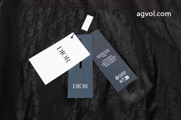 Diorの胸のアルファベットロゴが全面にプリントされたパッチワークのジャンパー_0_1