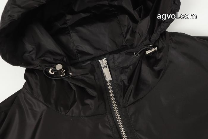 Diorの胸のアルファベットロゴが全面にプリントされたパッチワークのジャンパー_0_2
