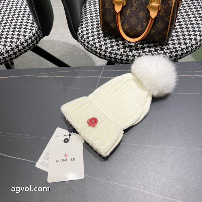MONCLER2025秋冬新作キツネの毛玉をあしらったリバーシブルニット帽がおしゃれな毛糸帽子_0_1