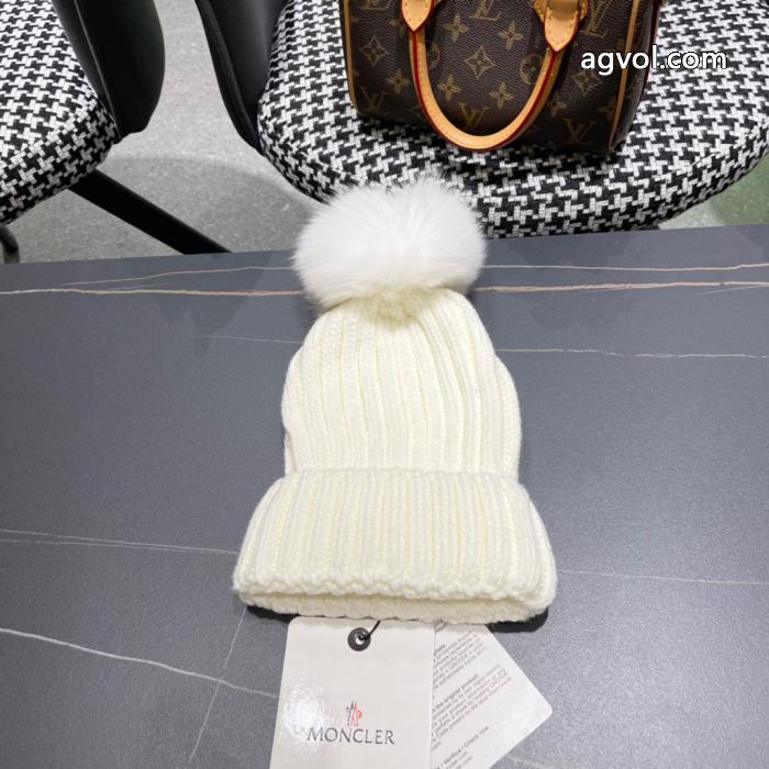 MONCLER2025秋冬新作キツネの毛玉をあしらったリバーシブルニット帽がおしゃれな毛糸帽子_0_2