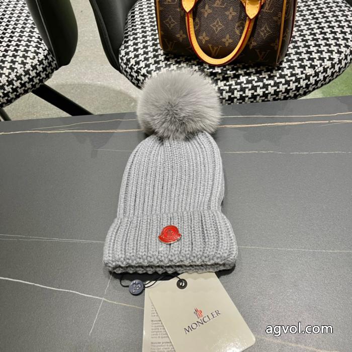 MONCLER2025秋冬新作キツネの毛玉をあしらったリバーシブルニット帽がおしゃれな毛糸帽子_0_3