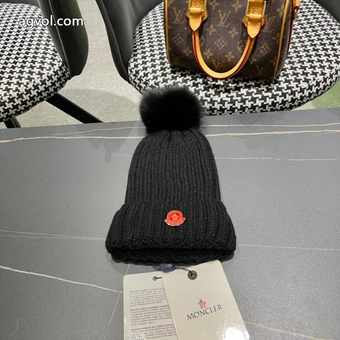 MONCLER2025秋冬新作キツネの毛玉をあしらったリバーシブルニット帽がおしゃれな毛糸帽子_0_4