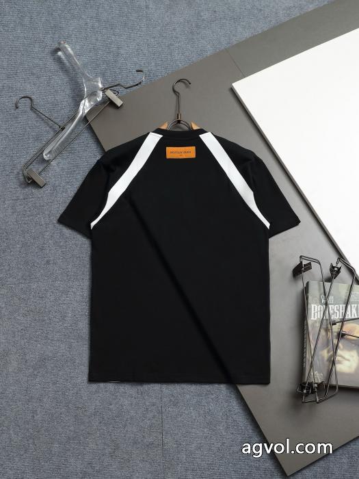 高品質LOUIS VUITTON 2025 ss最新革ロゴ発泡丸首半袖Tシャツ_0_3