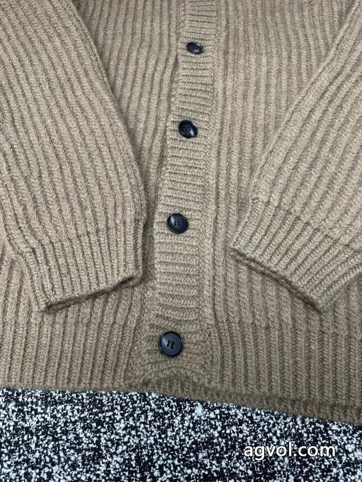 prada 25秋冬モデル三角アルファベット刺繍カーディガン_0_1