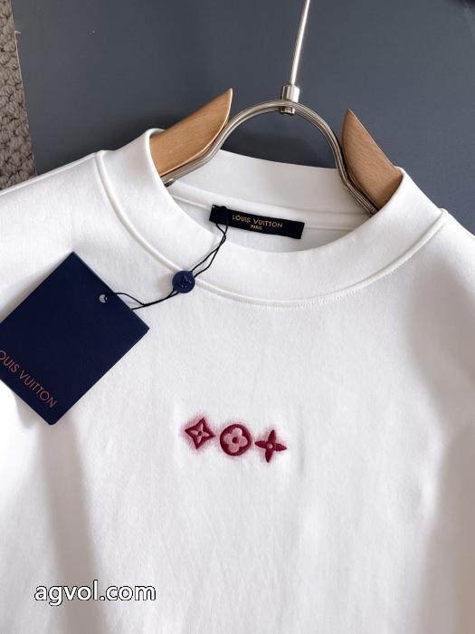 人気沸騰中 高級感のある 2025年限定発売新品ルイ ヴィトンブランド コピー長袖Tシャツ_0_1