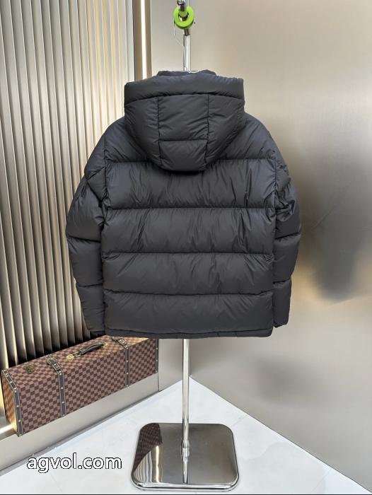 ダウンジャケットコピー 商品 販売ユニセックスで定番の 2025年人気商品 今年らしい着こなしFENDI_0_0
