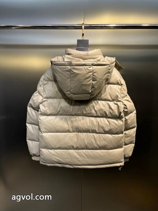 PRADA偽 ブランド注目なアイテム お洒落さんの愛用率が高い 激安上品ダウンジャケット_0_4