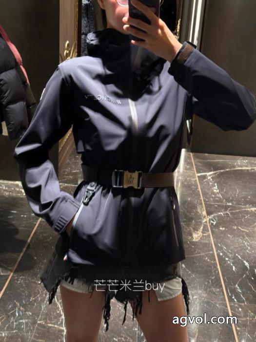 当店限定 クリスマス人気商品 ヒットした価格販売ブランド コピー s 級MONCLERダウンジャケット_0_4