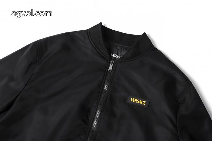 ジャケットVERSACE品質高き人気アイテム 今からの季節にピッタリ！  お手頃価格で人気商品ブランド 偽物 激安 通販_0_1