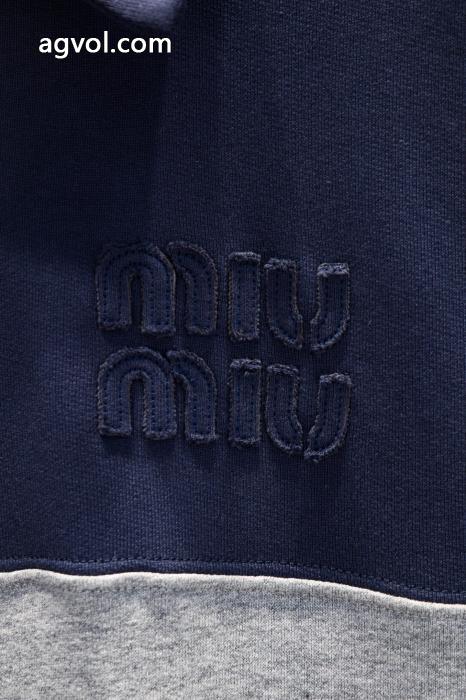 MIUMIU人気復活 2025最新コラボ完売間近 セレブ愛用上品パーカー偽 ブランド 通販_0_4