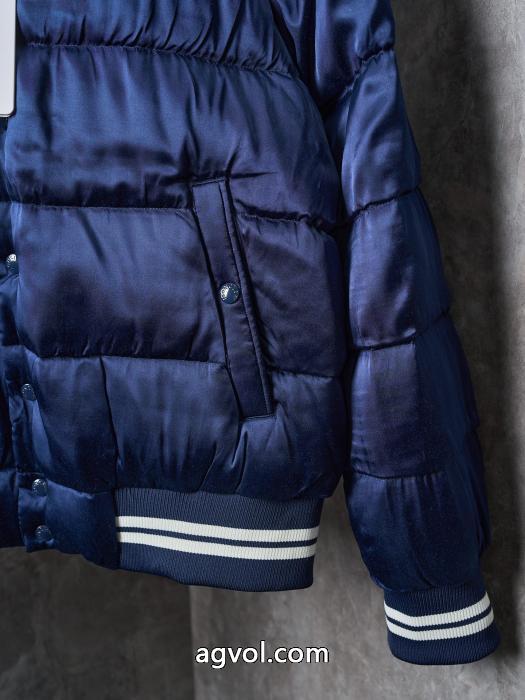 ダウンジャケットMONCLERコピー 品 販売着心地良く 暑い冬に軽やかな涼しげ 潮流_0_4