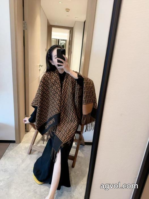 ブランド コピー 販売 大人気商品再入荷! 人気上昇中 注目美品FENDIマフラー_0_1