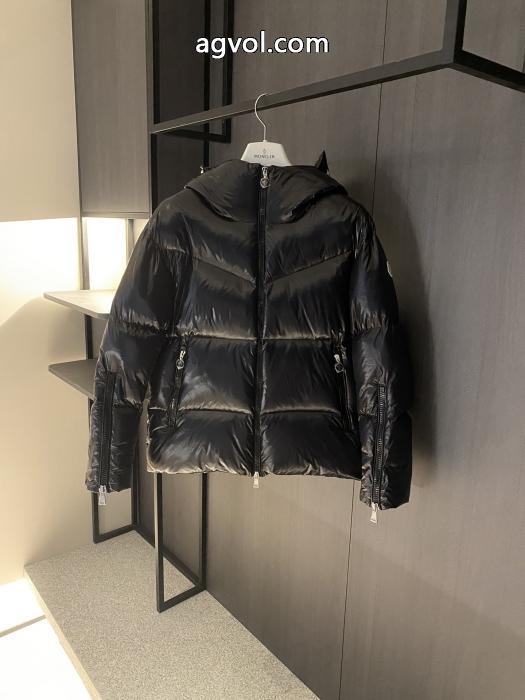 コピー ブランド 優良新作入荷定番 秋冬の爽やかなスタイル 最前線新作MONCLERダウンジャケット_0_1