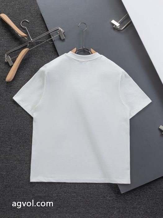 完売必須　限定SALE ファションスタイルが演出する ギフト最適期間限定BURBERRY半袖Tシャツブランド 通販 激安_0_2