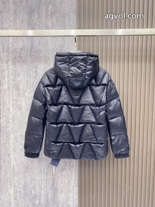 新作追加！ 清潔感の高い新品 安心の激安通販ダウンジャケットプラダブランド コピー 激安_0_3