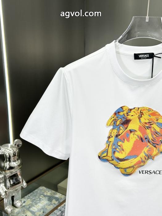 今年コレクション新作登場！ 海外セレブ定番愛用  お買い得限定セール 2026ブランドコピーヴェルサーチ&nbsp;&nbsp;&nbsp;&nbsp;半袖Tシャツ._0_3