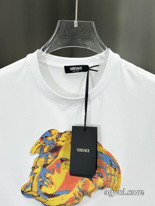 今年コレクション新作登場！ 海外セレブ定番愛用  お買い得限定セール 2026ブランドコピーヴェルサーチ&nbsp;&nbsp;&nbsp;&nbsp;半袖Tシャツ._0_5