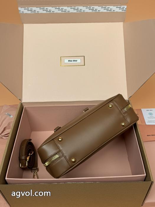 ブランド 偽物MIUMIU再入荷アイテム 輝く高級感満点 オシャレな雰囲気&nbsp;&nbsp;&nbsp;&nbsp;バッグ._0_4