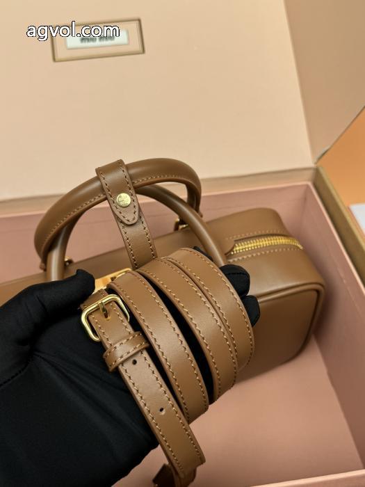 ブランド 偽物MIUMIU再入荷アイテム 輝く高級感満点 オシャレな雰囲気&nbsp;&nbsp;&nbsp;&nbsp;バッグ._0_5