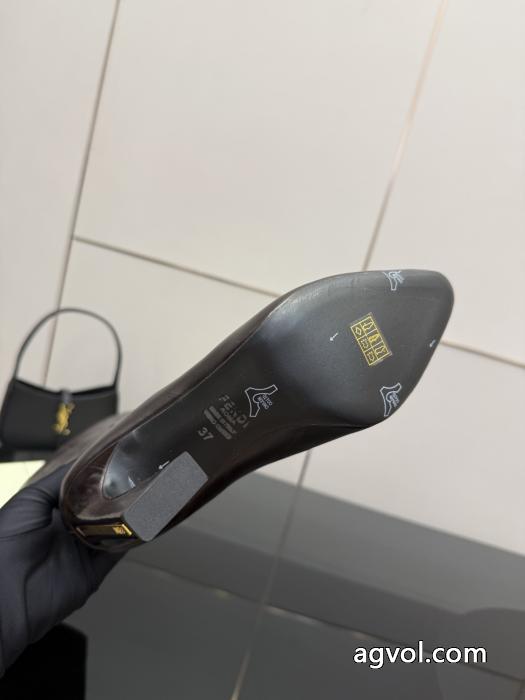 スニーカー華やかムードを演出して 冬のカジュアルコーデに欠かせない 数量限定格安フェンディブランドコピー.._0_4