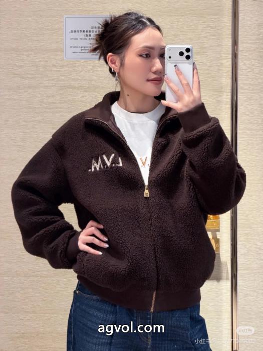 コートLOUIS VUITTONロゴが素敵 デザイン性の高い 品質保証豊富なコピー 商品 販売_0_1