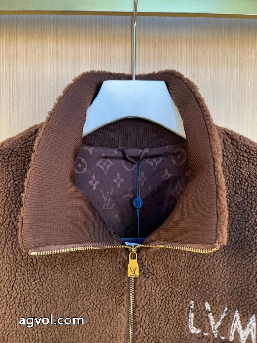 コートLOUIS VUITTONロゴが素敵 デザイン性の高い 品質保証豊富なコピー 商品 販売_0_4