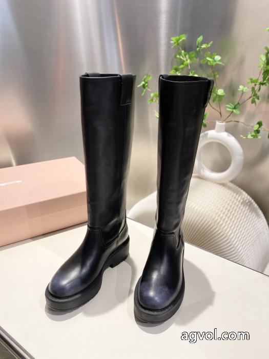 国内在庫有 人気商品再入荷 2026年秋冬のトレンドアイテムミュウミュウブランド コピー 販売靴 ブーツ._0_2