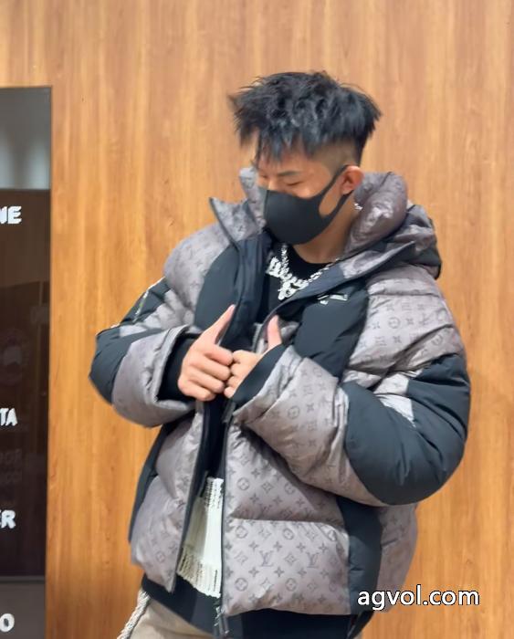 ダウンジャケットスーパー コピー 通販 優良今年の秋冬は最安値 手元に在庫あり 一番欲しいのはLOUIS VUITTON_0_4