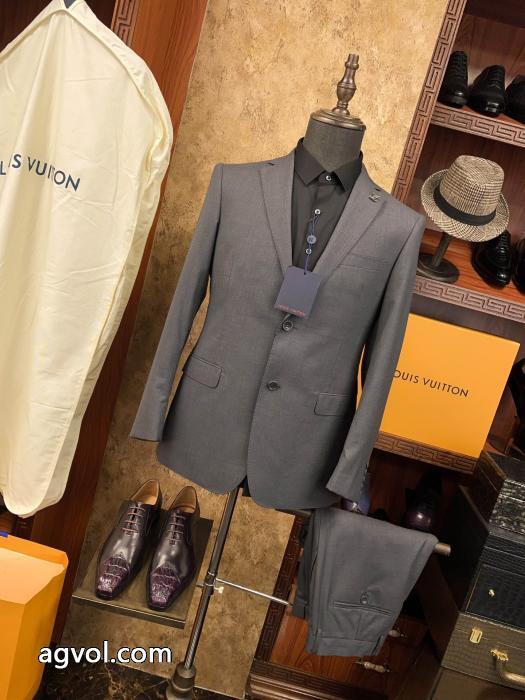 累計販売数5万枚突破 定番カラー ラグジュアリーな雰囲気スーツブランド 激安 LOUIS VUITTON.._0_1
