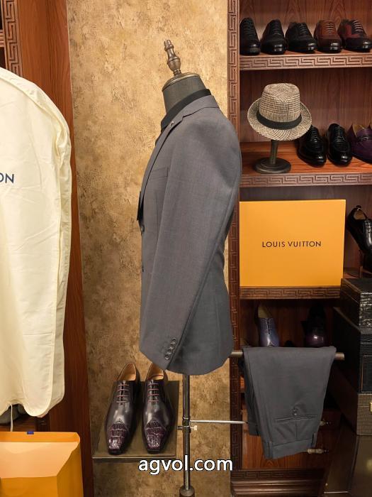累計販売数5万枚突破 定番カラー ラグジュアリーな雰囲気スーツブランド 激安 LOUIS VUITTON.._0_3