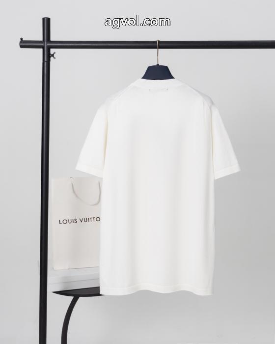 偽物 ブランド 販売おしゃれ上級者に着 セール中 スタイリッシュな印象TシャツLOUIS VUITTON_0_1