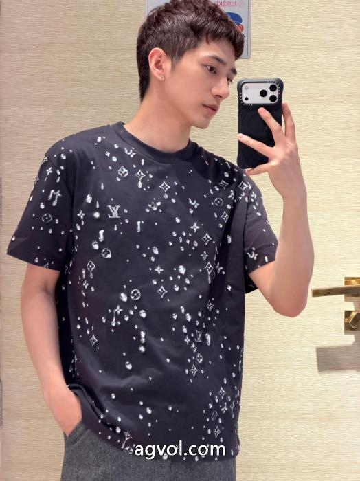 ブランド コピー 販売 店LOUIS VUITTON通勤通学 個性的なデザイン  独特の存在感Tシャツ_0_1