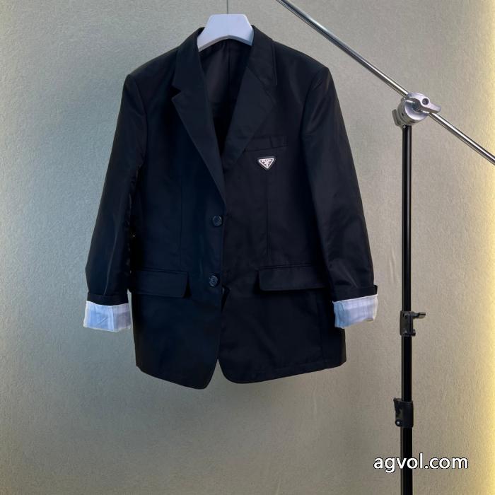 ブランド コピー バック今GETしたい ストレッチ伸縮性 大人の華やかさを演出PRADAスーツ._0_2